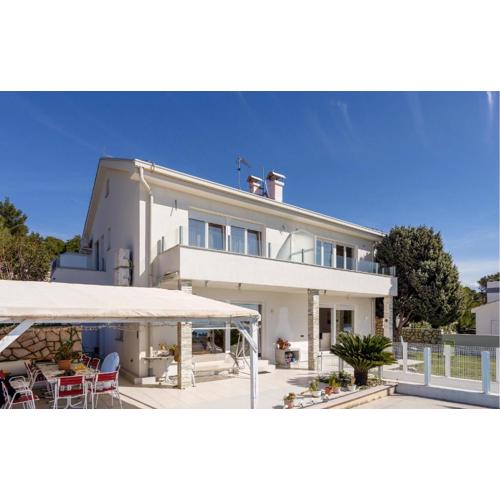 1 Bedroom Awesome Apartment In Banjol