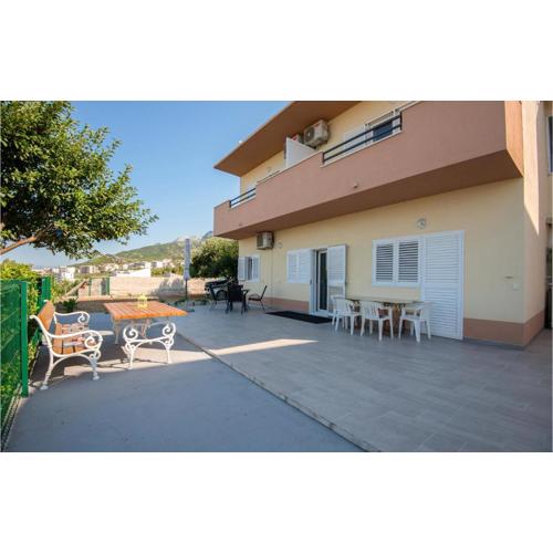 1 Bedroom Awesome Apartment In Makarska