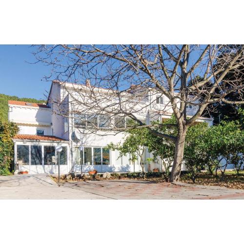 1 Bedroom Awesome Apartment In Zuljana