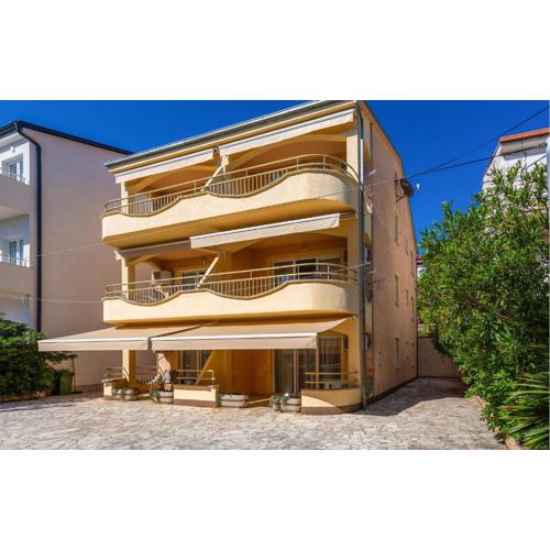 1 Bedroom Cozy Apartment In Dramalj