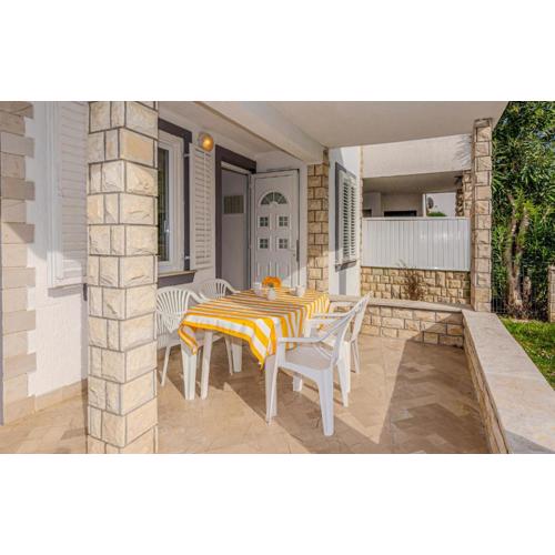 1 Bedroom Cozy Apartment In Nin
