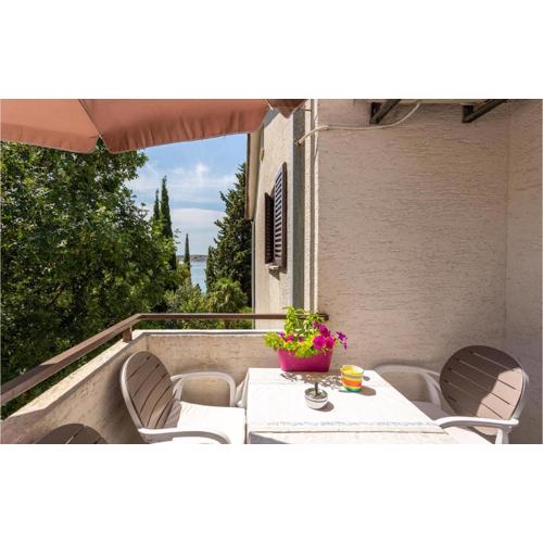1 Bedroom Cozy Apartment In Omisalj