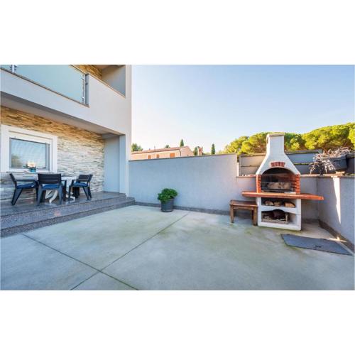 1 Bedroom Cozy Apartment In Valbandon