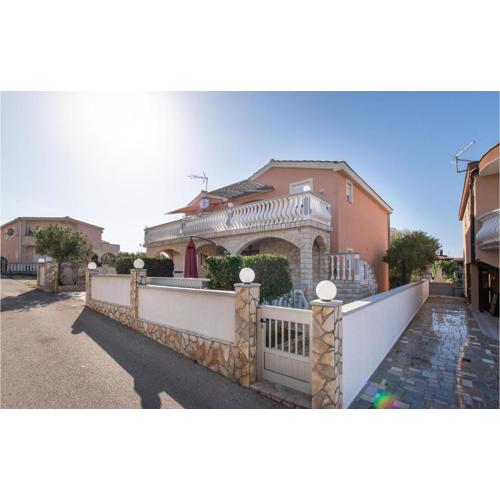 1 Bedroom Cozy Apartment In Vir