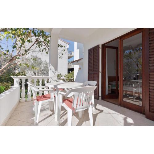 1 Bedroom Lovely Apartment In Petrcane