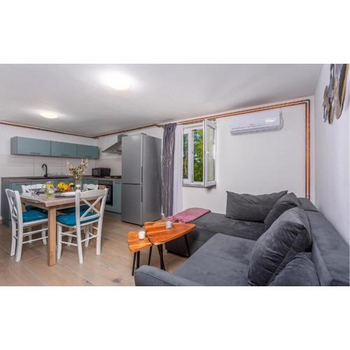 1 Bedroom Lovely Apartment In Risika