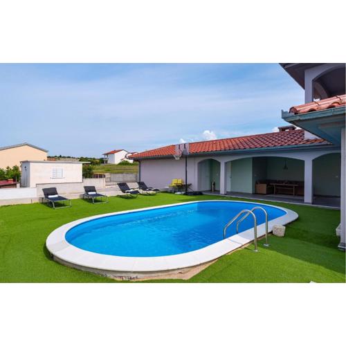 1 Bedroom Lovely Apartment In Rtina