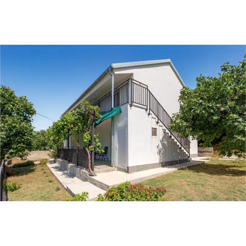1 Bedroom Lovely Apartment In Vlasici