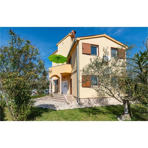 1 Bedroom Nice Apartment In Valbandon