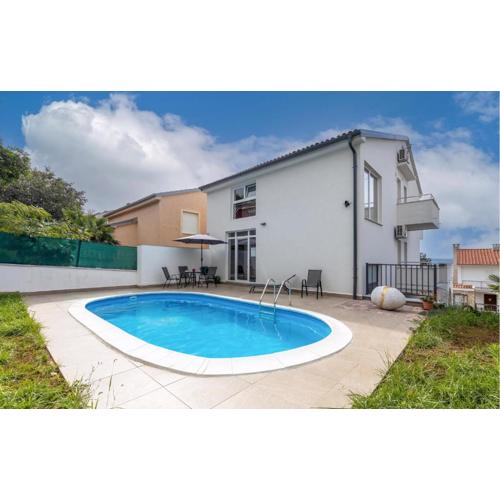 1 Bedroom Stunning Apartment In Dramalj