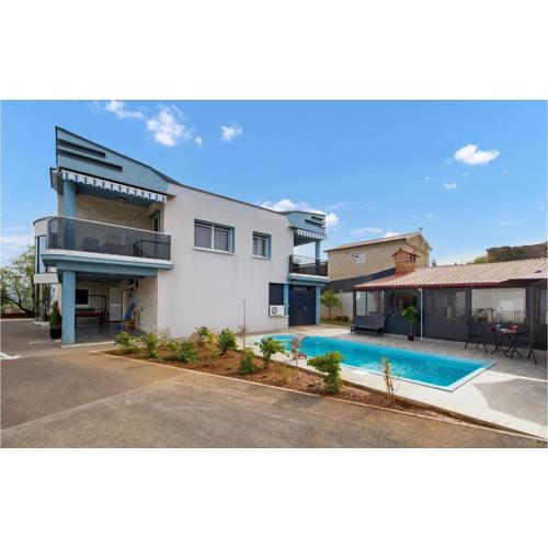 1 Bedroom Stunning Apartment In Vrh