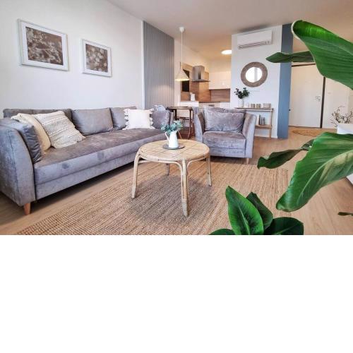 10 Minutes to City: Cozy Urban Apartment Stay