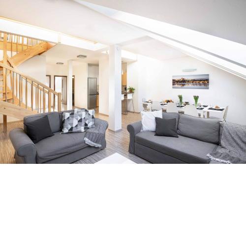 150m² 4BR Duplex Near Metro & Prague Center
