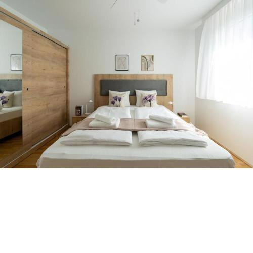 1BR with Balcony, Urban Style by HM