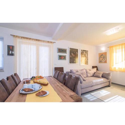 2 Bedroom Amazing Apartment In Liznjan