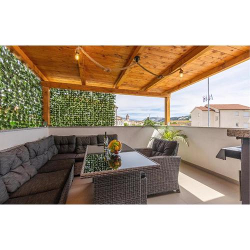 2 Bedroom Amazing Apartment In Lopar