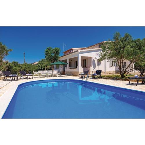 2 Bedroom Awesome Apartment In Barbat