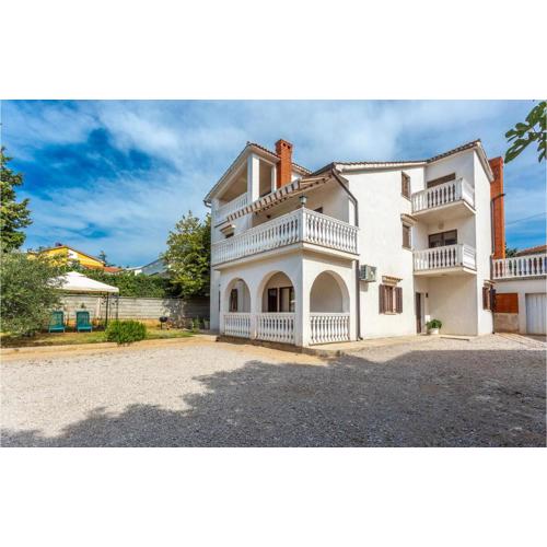 2 Bedroom Awesome Apartment In Omisalj