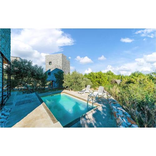 2 Bedroom Awesome Home In Dragove