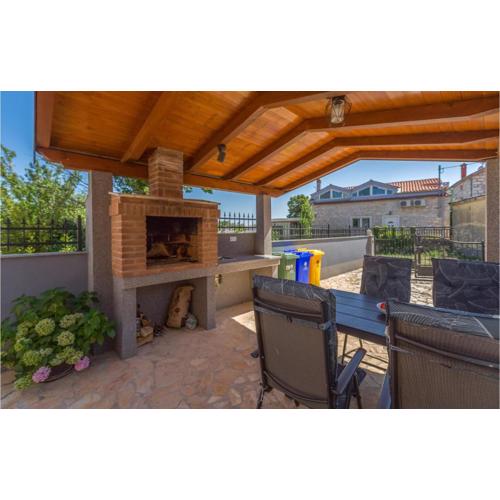 2 Bedroom Beautiful Home In Marcana