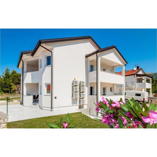 2 Bedroom Cozy Apartment In Banjol