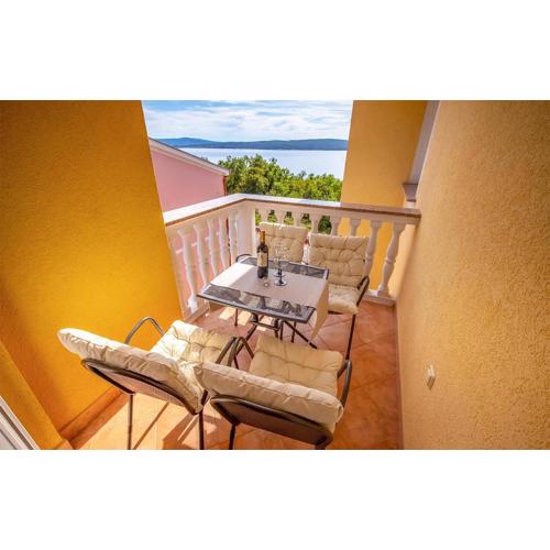 2 Bedroom Cozy Apartment In Dramalj