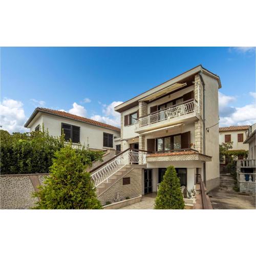 2 Bedroom Cozy Apartment In Jadranovo