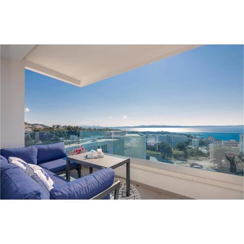 2 Bedroom Cozy Apartment In Makarska