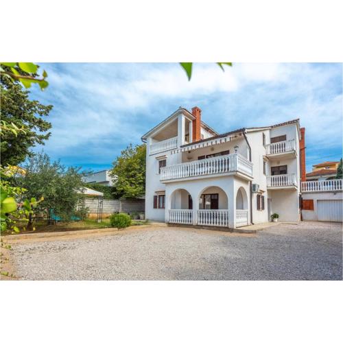 2 Bedroom Cozy Apartment In Omisalj