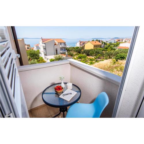 2 Bedroom Cozy Apartment In Podstrana
