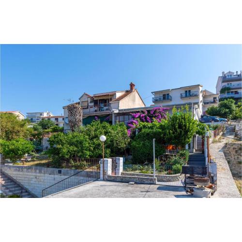 2 Bedroom Cozy Apartment In Podstrana