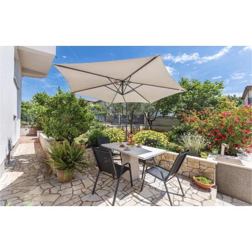 2 Bedroom Cozy Apartment In Pula