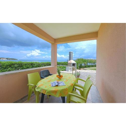 2 Bedroom Cozy Apartment In Ugljan