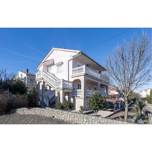 2 Bedroom Cozy Apartment In Vantacici