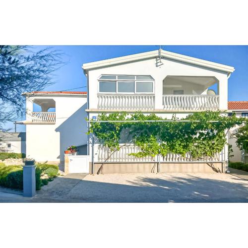 2 Bedroom Cozy Apartment In Vir