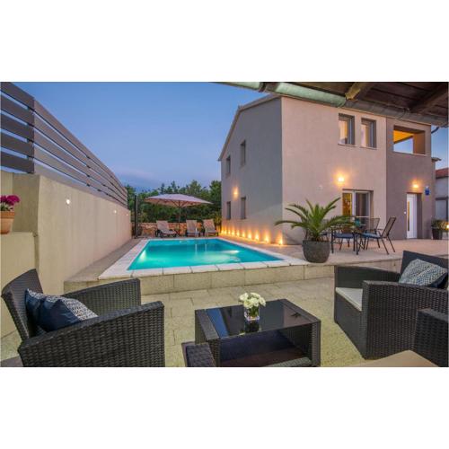2 Bedroom Cozy Home In Kras
