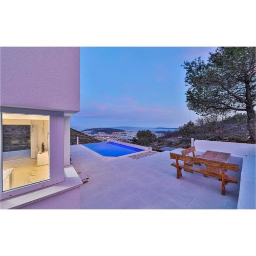 2 Bedroom Cozy Home In Seget Gornji