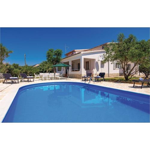 2 Bedroom Gorgeous Apartment In Barbat