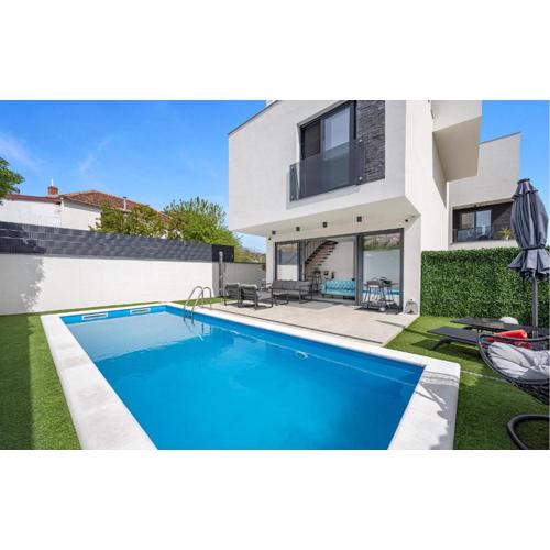 2 Bedroom Gorgeous Apartment In Jezera