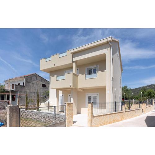 2 Bedroom Gorgeous Apartment In Vinisce