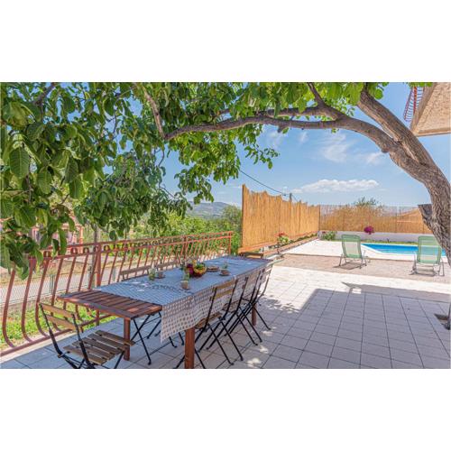 2 Bedroom Lovely Apartment In Danilo