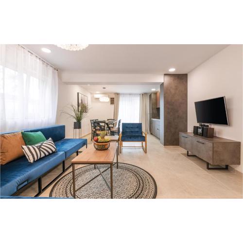 2 Bedroom Lovely Apartment In Fazana