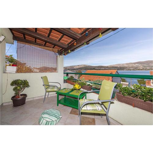 2 Bedroom Lovely Apartment In Mastrinka