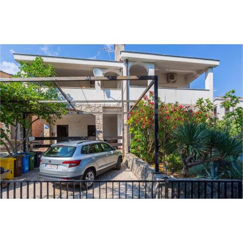 2 Bedroom Lovely Apartment In Pinezici