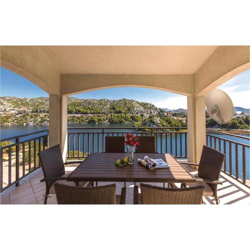 2 Bedroom Lovely Apartment In Ploce