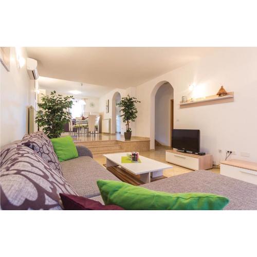 2 Bedroom Lovely Apartment In Pula