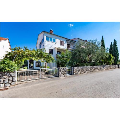 2 Bedroom Lovely Apartment In Zidarici