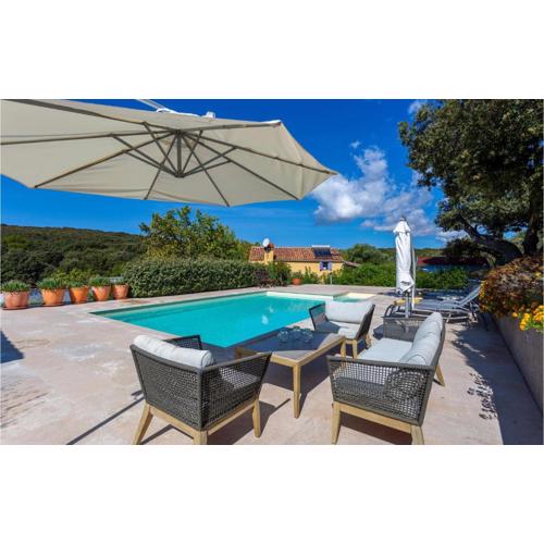 2 Bedroom Lovely Home In Punta Kriza