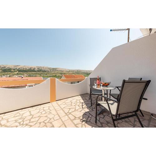 2 Bedroom Nice Apartment In Pag