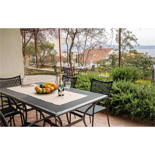 2 Bedroom Nice Apartment In Podstrana